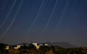 Die Internationale Amateur-Sternwarte auf der Hakos Gästefarm mit dem Gamsberg im Hintergrund © IAS Observatory Hakos